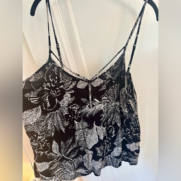 Volcanic black and white tank top with cutout detail size 14 - Picture 4 of 4
